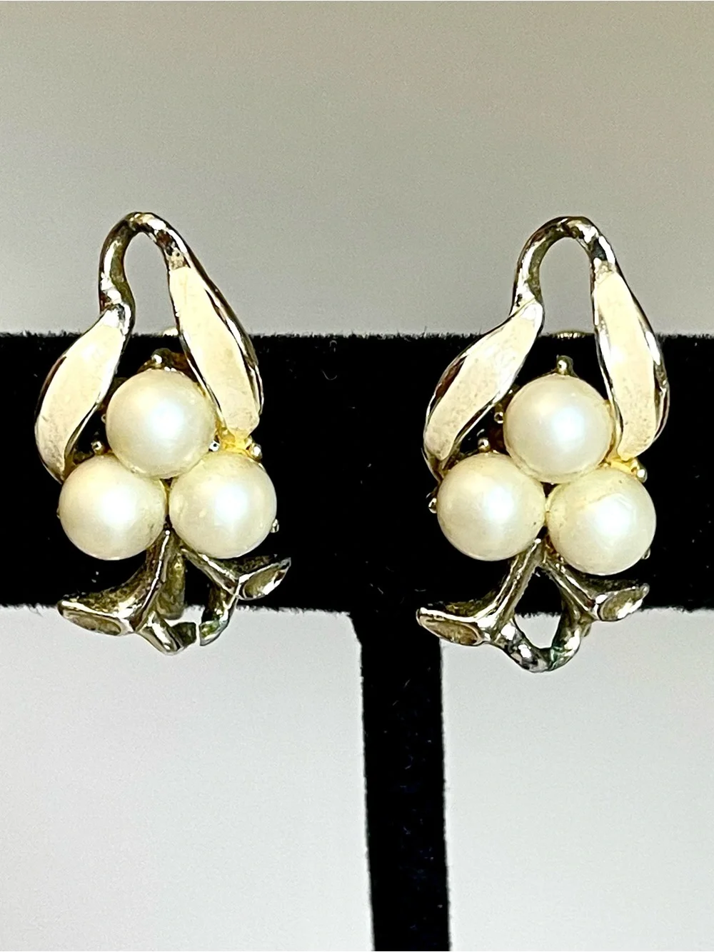 Vintage 1950s Faux Pearl Cluster Screw Back Earrings Silver Tone MCM Retro Chic